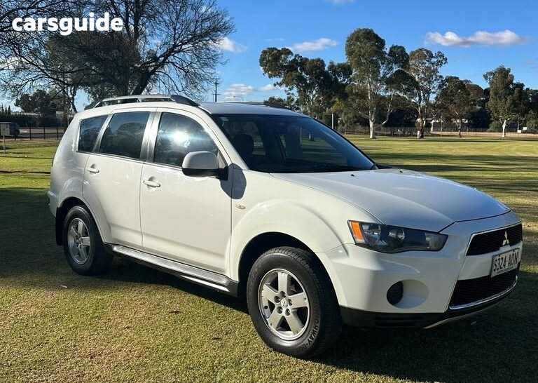 White 2011 Mitsubishi Outlander Wagon LS (fwd)