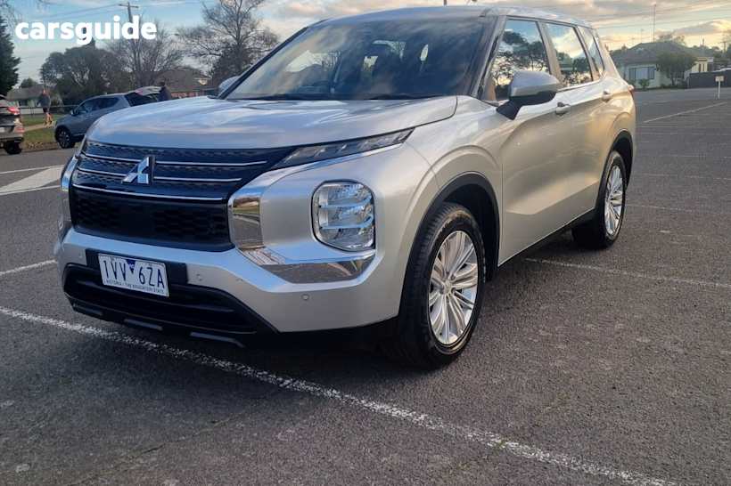 Silver 2022 Mitsubishi Outlander Wagon ES 7 Seat (2WD)