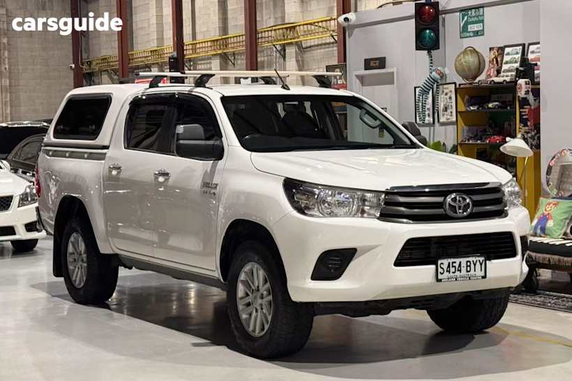 White 2016 Toyota Hilux Dual Cab Utility Sr (4X4)
