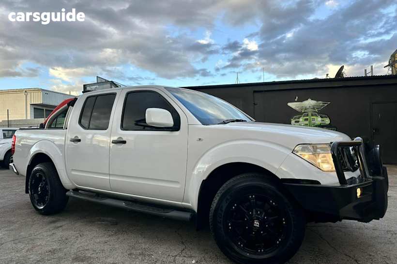 White 2015 Nissan Navara Dual Cab Pick-up RX (4X4)