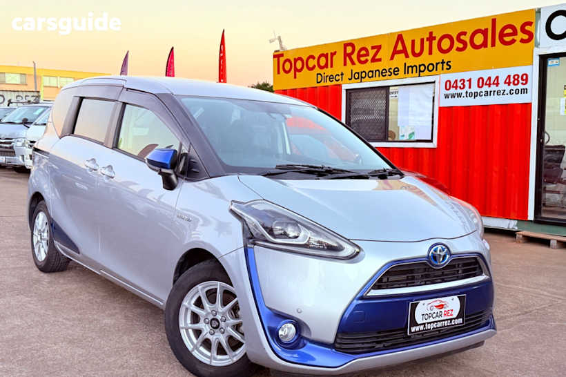 Silver 2015 Toyota Sienta Wagon (Hybrid) G