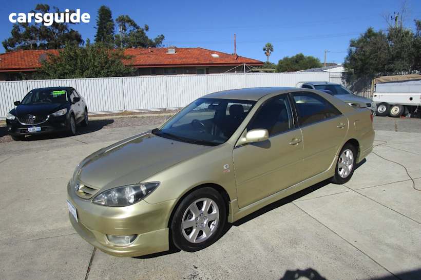 Gold 2004 Toyota Camry Sedan Sportivo