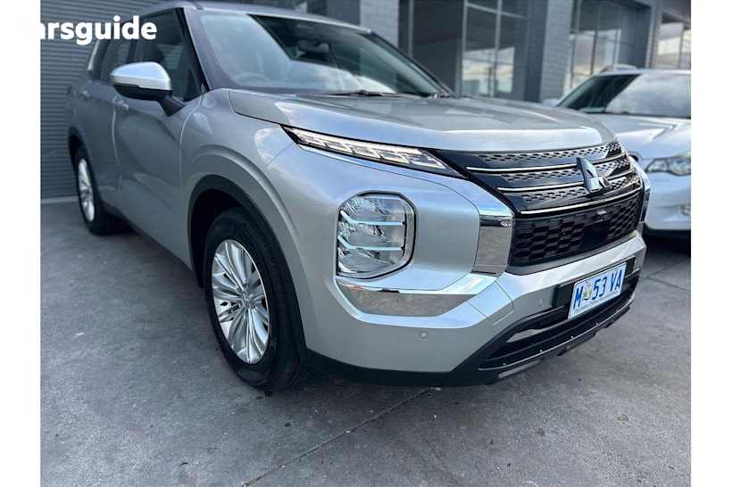Silver 2023 Mitsubishi Outlander SUV ES F