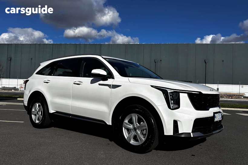 White 2024 Kia Sorento SUV S 4X4