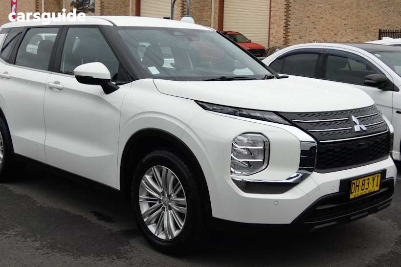 White 2023 Mitsubishi Outlander SUV ES F