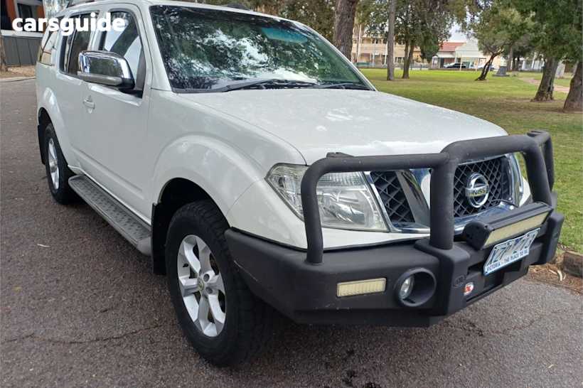 White 2010 Nissan Pathfinder Wagon St-L (4X4)