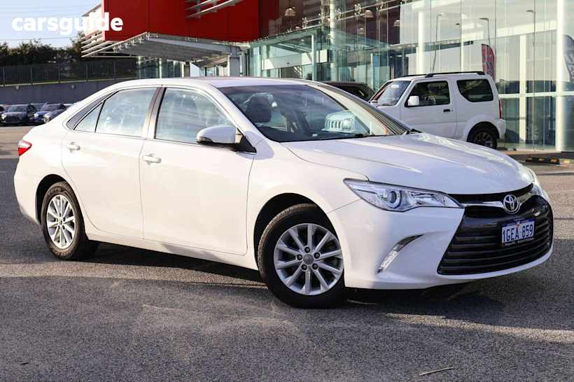 White 2016 Toyota Camry Sedan ALTISE F
