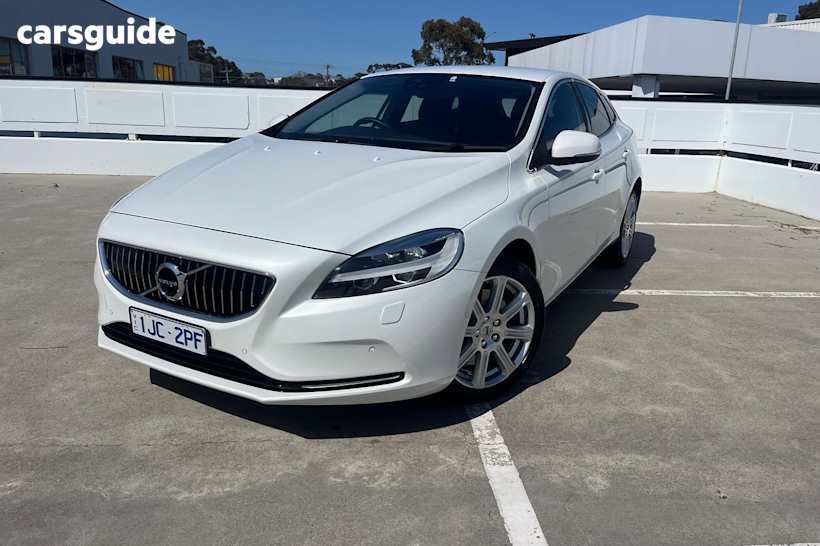 White 2017 Volvo V40 Hatch D4 INSCRIPTION F