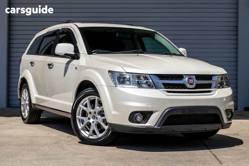 White 2015 Fiat Freemont SUV LOUNGE F