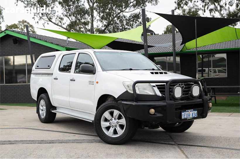 White 2015 Toyota Hilux Dual Cab Pick-up Sr (4X4)