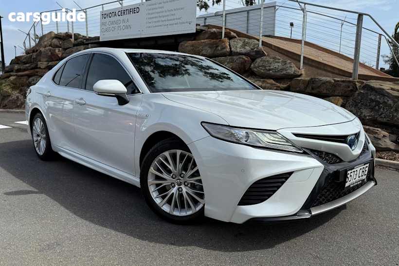 White 2019 Toyota Camry Sedan SL F
