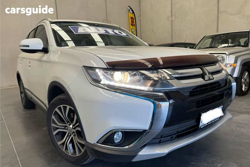 White 2016 Mitsubishi Outlander SUV LS F