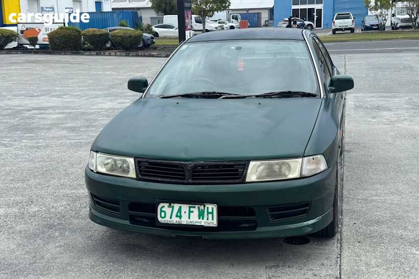Green 2000 Mitsubishi Lancer Sedan Glxi