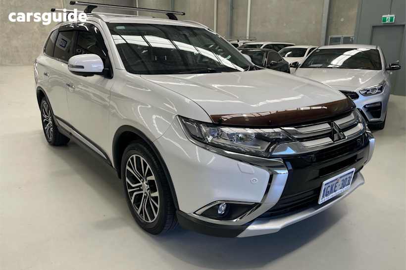 White 2017 Mitsubishi Outlander SUV EXCEED 4X4