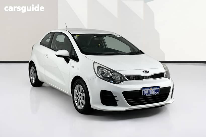 White 2015 Kia RIO Hatchback S