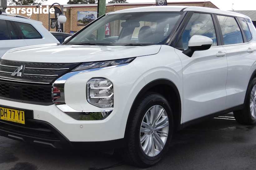 White 2023 Mitsubishi Outlander SUV ES F