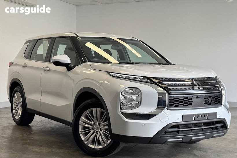 White 2024 Mitsubishi Outlander SUV ES F
