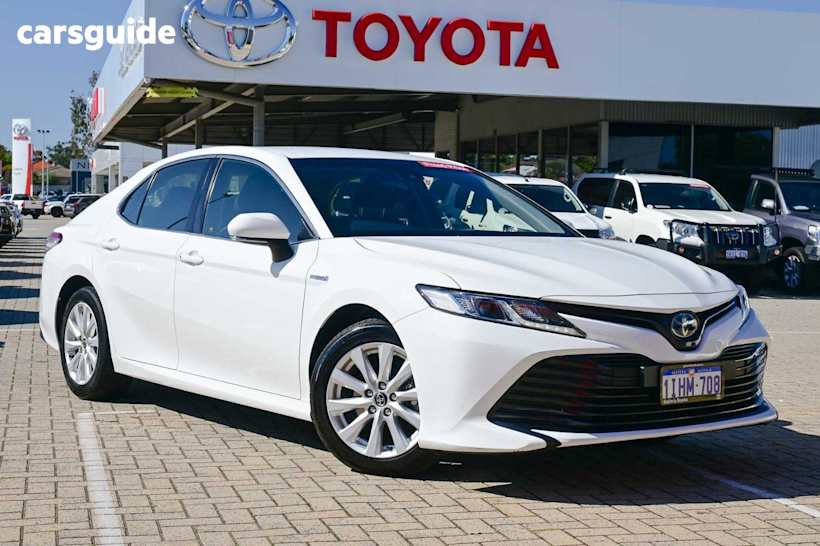 White 2018 Toyota Camry Sedan ASCENT F