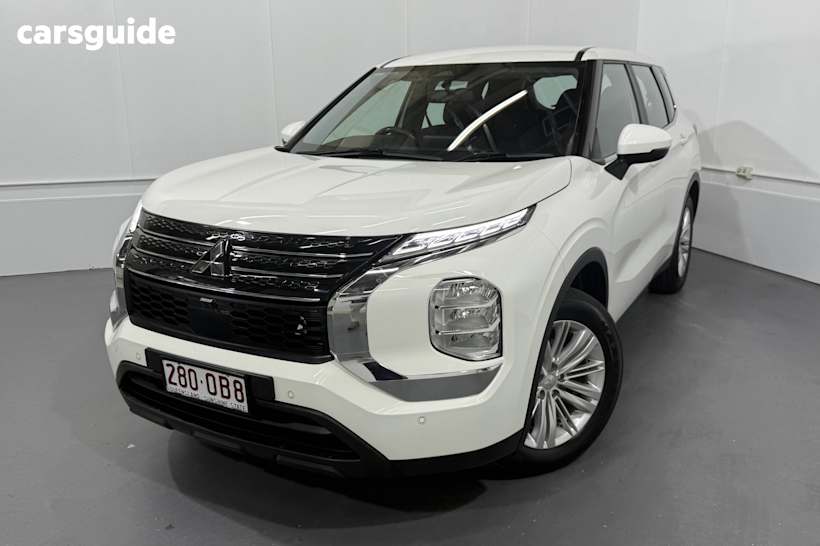 White 2023 Mitsubishi Outlander SUV ES F