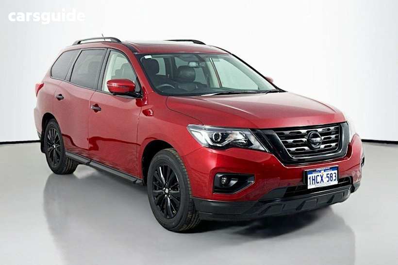 Red 2017 Nissan Pathfinder Wagon St-L (4X4)