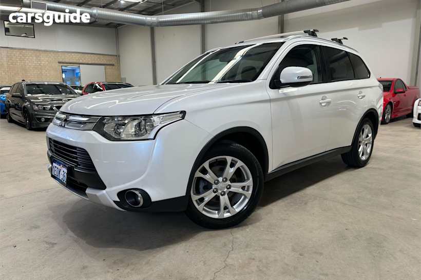 White 2014 Mitsubishi Outlander SUV LS 4X4