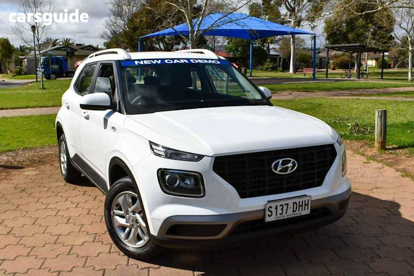 White 2025 Hyundai Venue SUV F