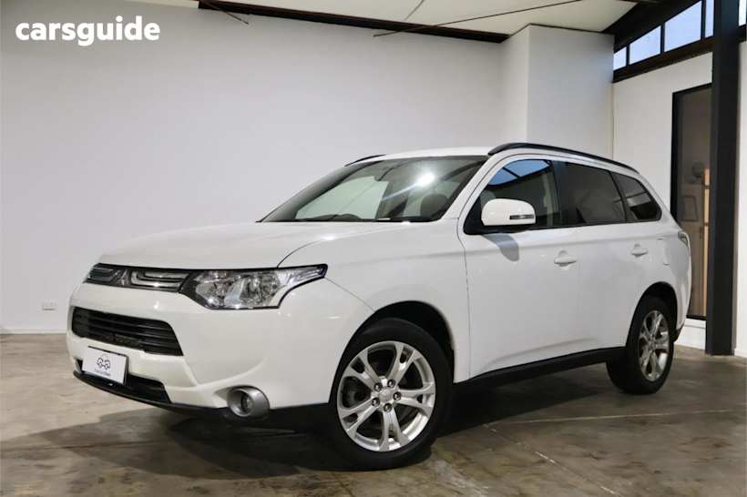 White 2013 Mitsubishi Outlander Wagon Ls (4X2)