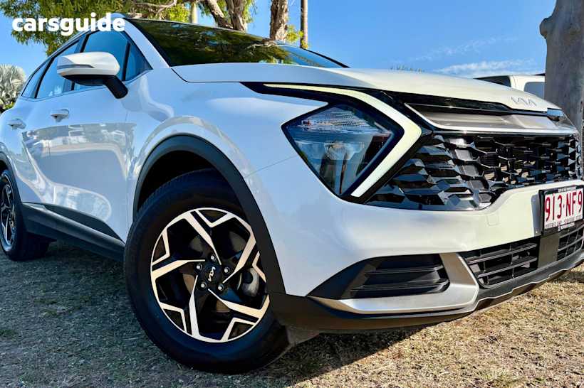 White 2023 Kia Sportage SUV S F