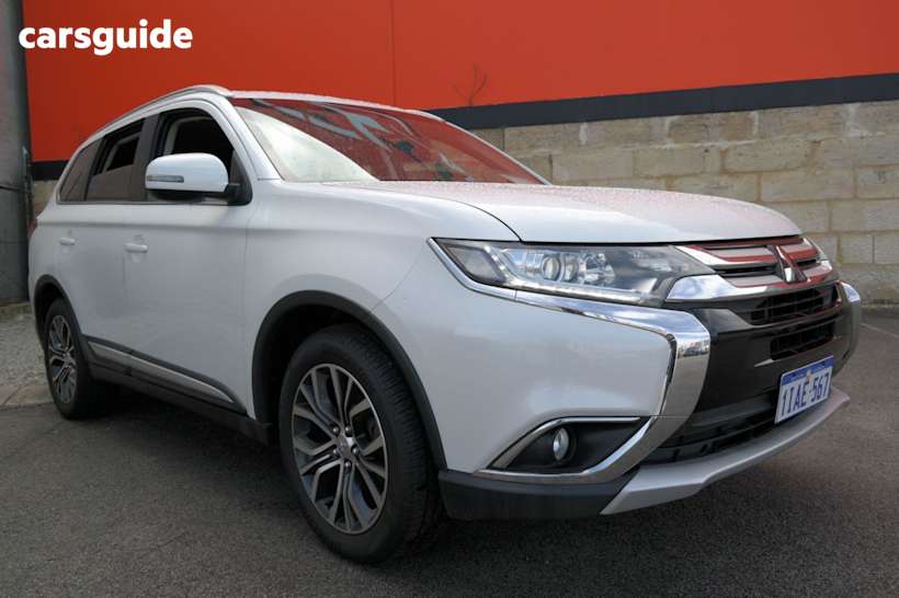 White 2016 Mitsubishi Outlander SUV LS