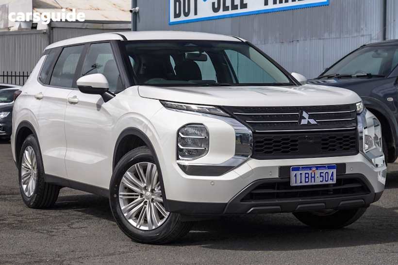 White 2023 Mitsubishi Outlander SUV ES 4X4