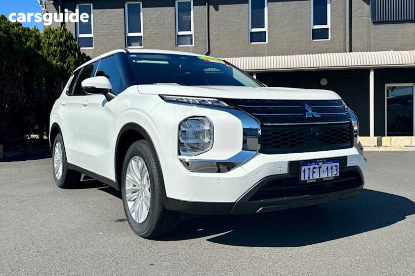White 2024 Mitsubishi Outlander SUV ES F