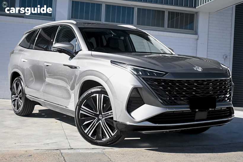 Silver 2025 MG Qs SUV ESSENCE 4X4