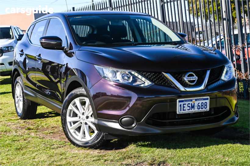 Black 2014 Nissan Qashqai SUV ST F
