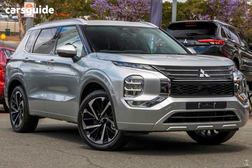 Silver 2025 Mitsubishi Outlander SUV PHEV EXCEED 4X4