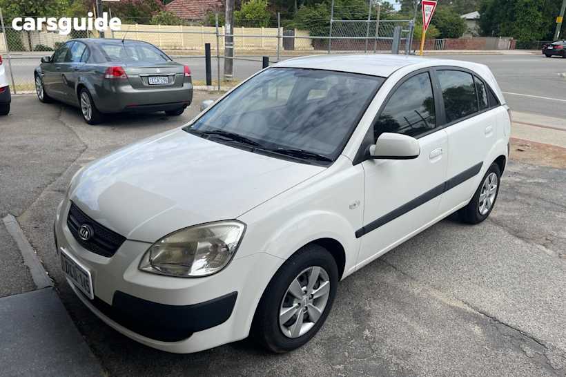 White 2009 Kia RIO Hatchback Lx