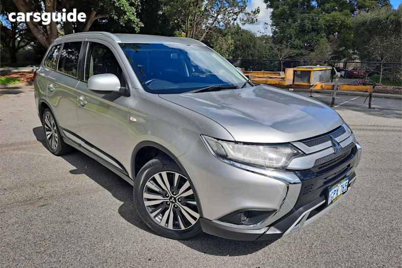 Silver 2018 Mitsubishi Outlander SUV ES 4X4