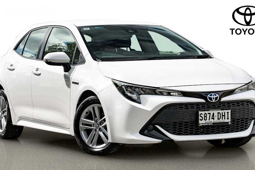 White 2022 Toyota Corolla Hatch 4X4