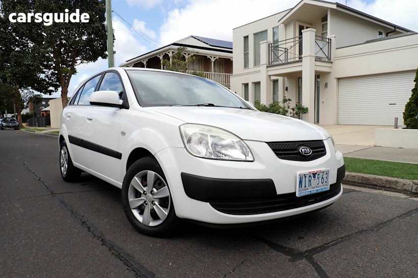 White 2008 Kia RIO Hatch LX