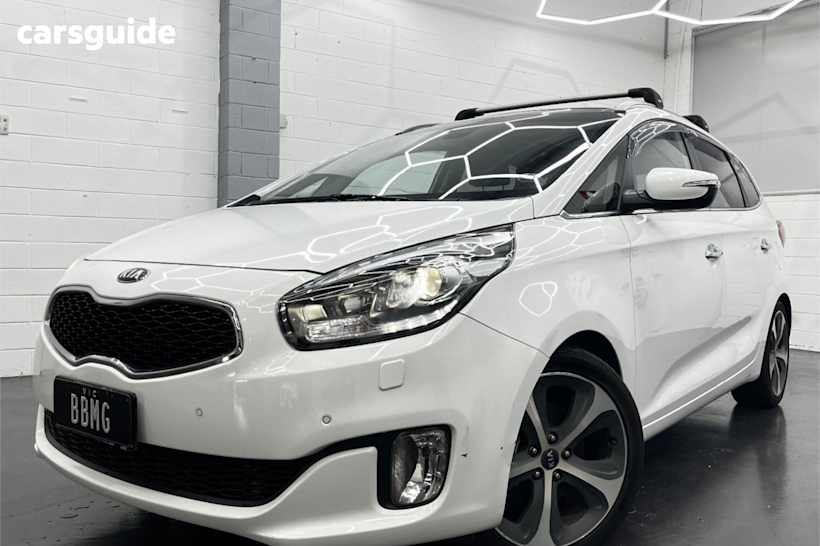 White 2013 Kia Rondo Wagon Platinum