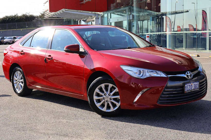Red 2016 Toyota Camry Sedan ALTISE F