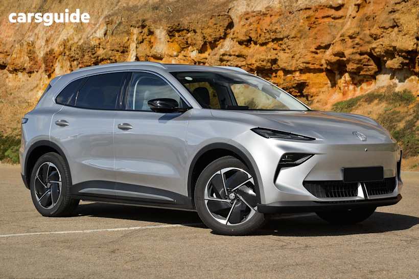 Silver 2025 MG MGS5 EV SUV ESSENCE 62 R