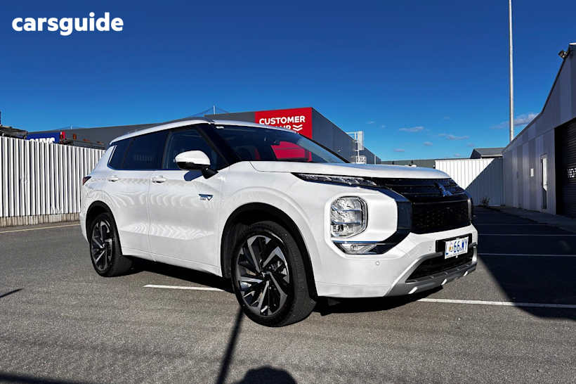 White 2024 Mitsubishi Outlander SUV PHEV EXCEED 4X4