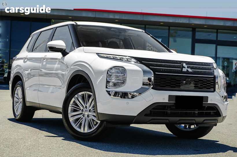White 2025 Mitsubishi Outlander SUV ES F