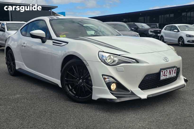 White 2015 Toyota 86 Coupe BLACKLINE EDITION R