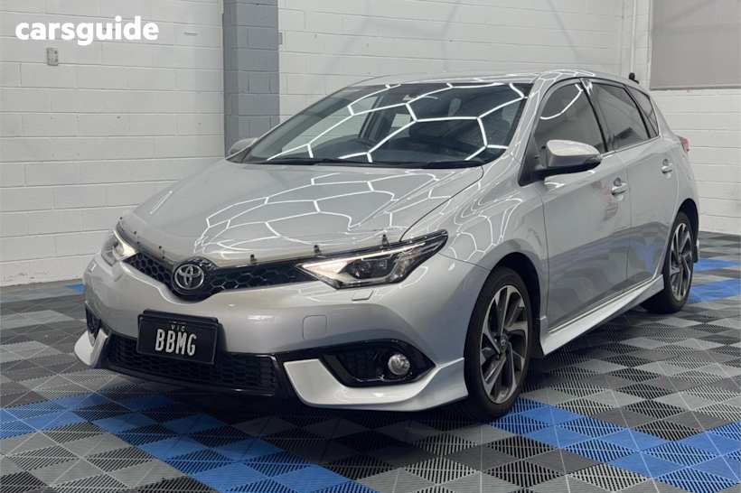 Silver 2016 Toyota Corolla Hatchback Zr