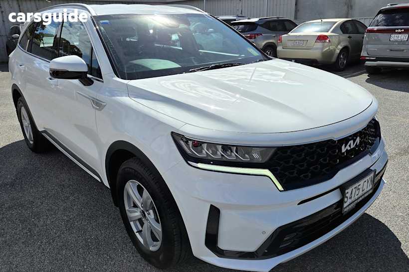 White 2023 Kia Sorento SUV S 4X4