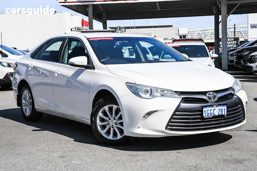 White 2017 Toyota Camry Sedan ALTISE F