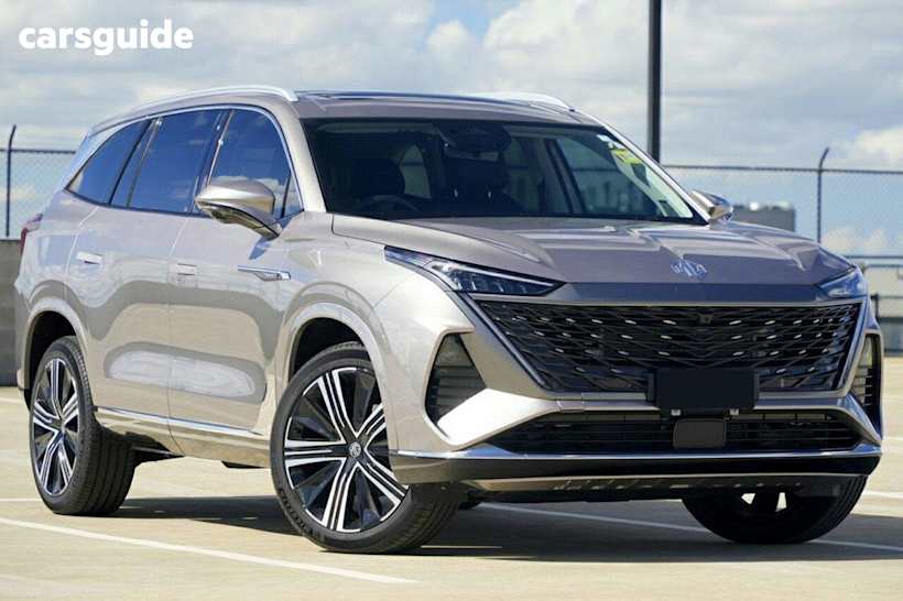 Silver 2025 MG Qs SUV ESSENCE 4X4