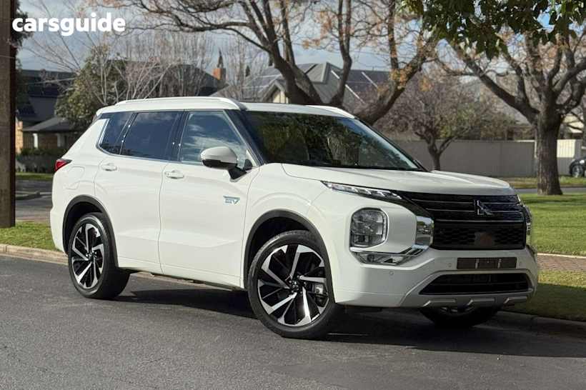 White 2024 Mitsubishi Outlander SUV PHEV EXCEED 4X4