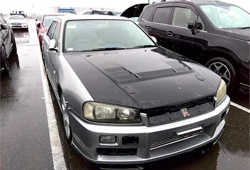 Silver 2000 Nissan Skyline Coupe
